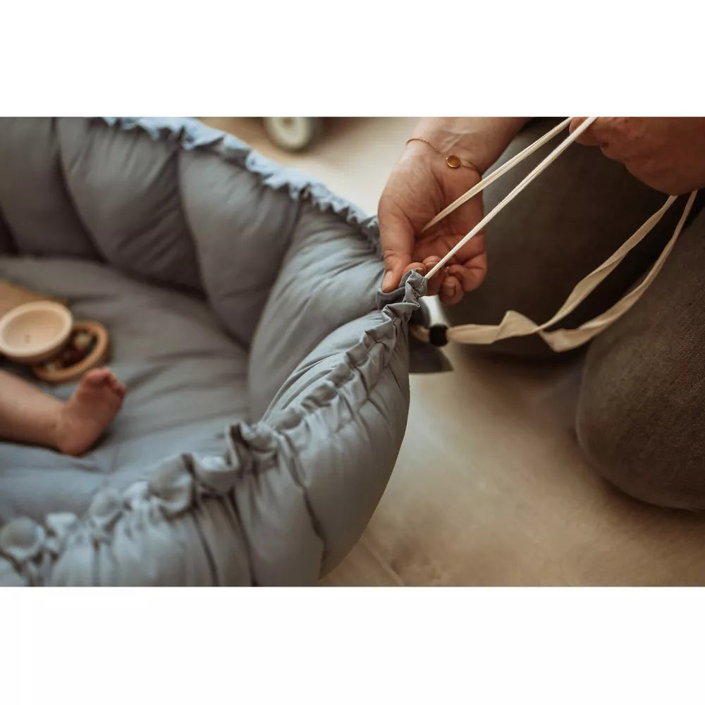 Tappeto Gioco Bloom Play&Go Dusty Blue con coulisse che viene stretta