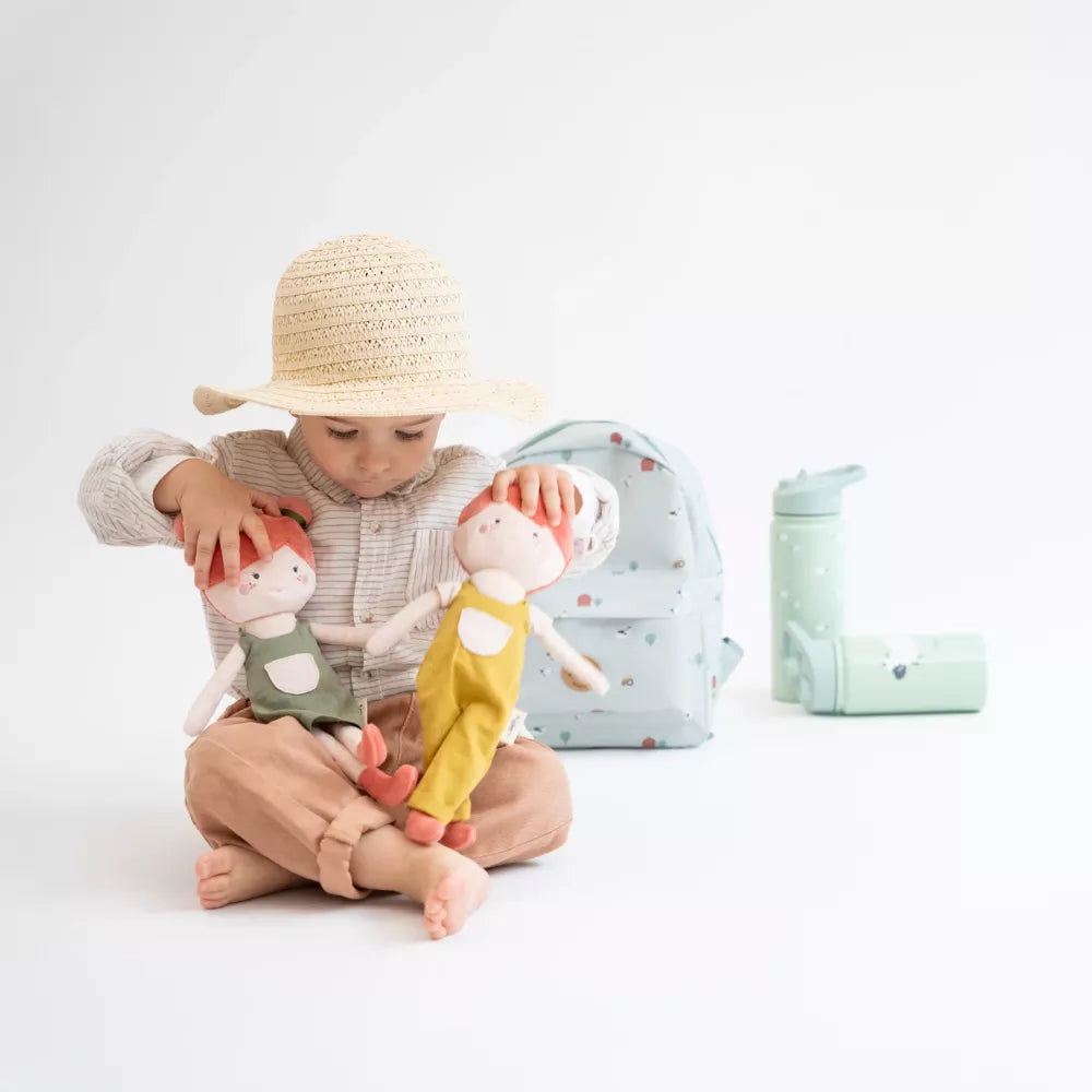 Bambino gioca con la Bambola Ana Saro 30 cm