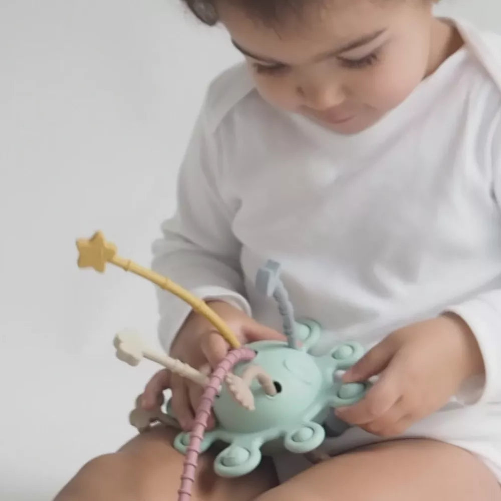 bambino che gioca con Pianeta Sensoriale in Silicone Saro