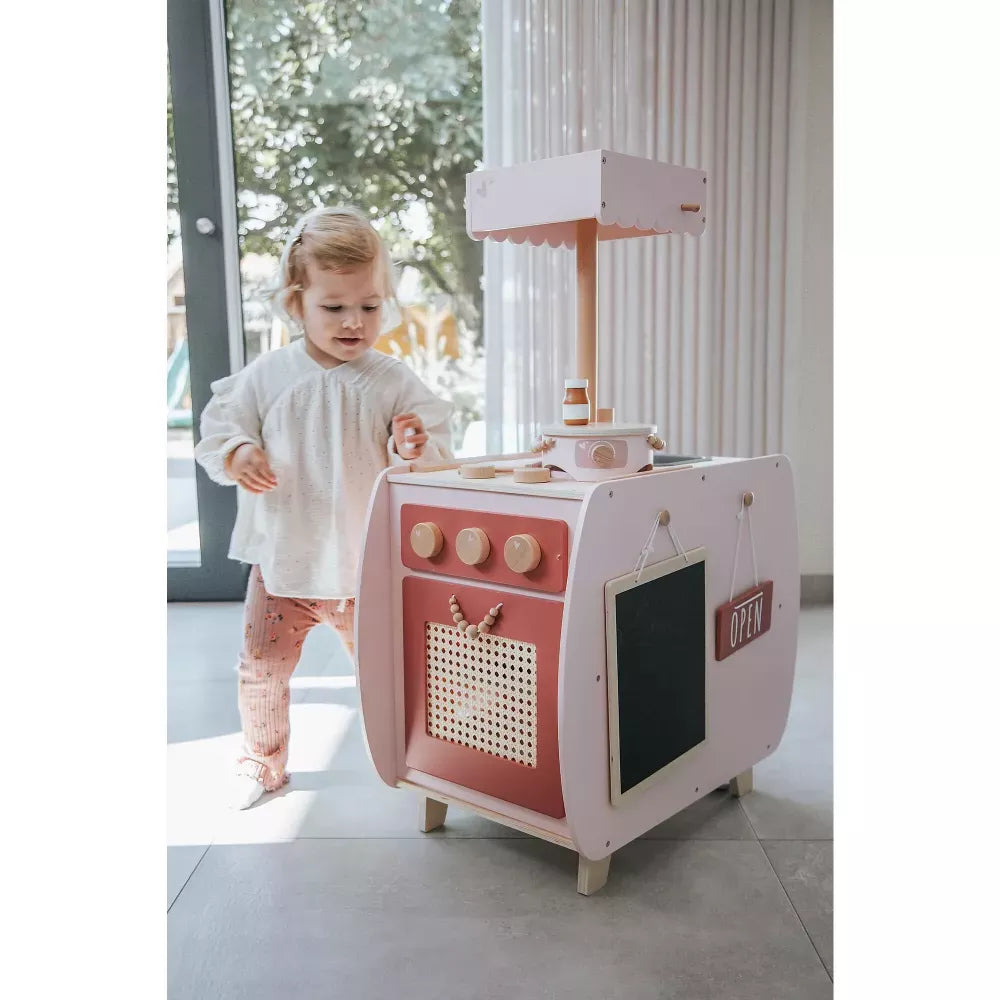 Bambina che gioca con la Cucina Bistrot in Legno Label Label Rosa