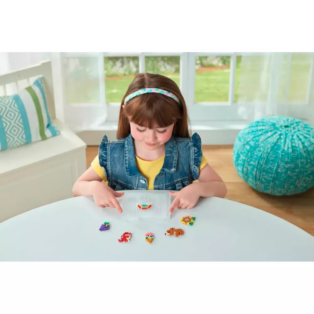 Vassoio Pop Up Aquabeads Bambina che gioca