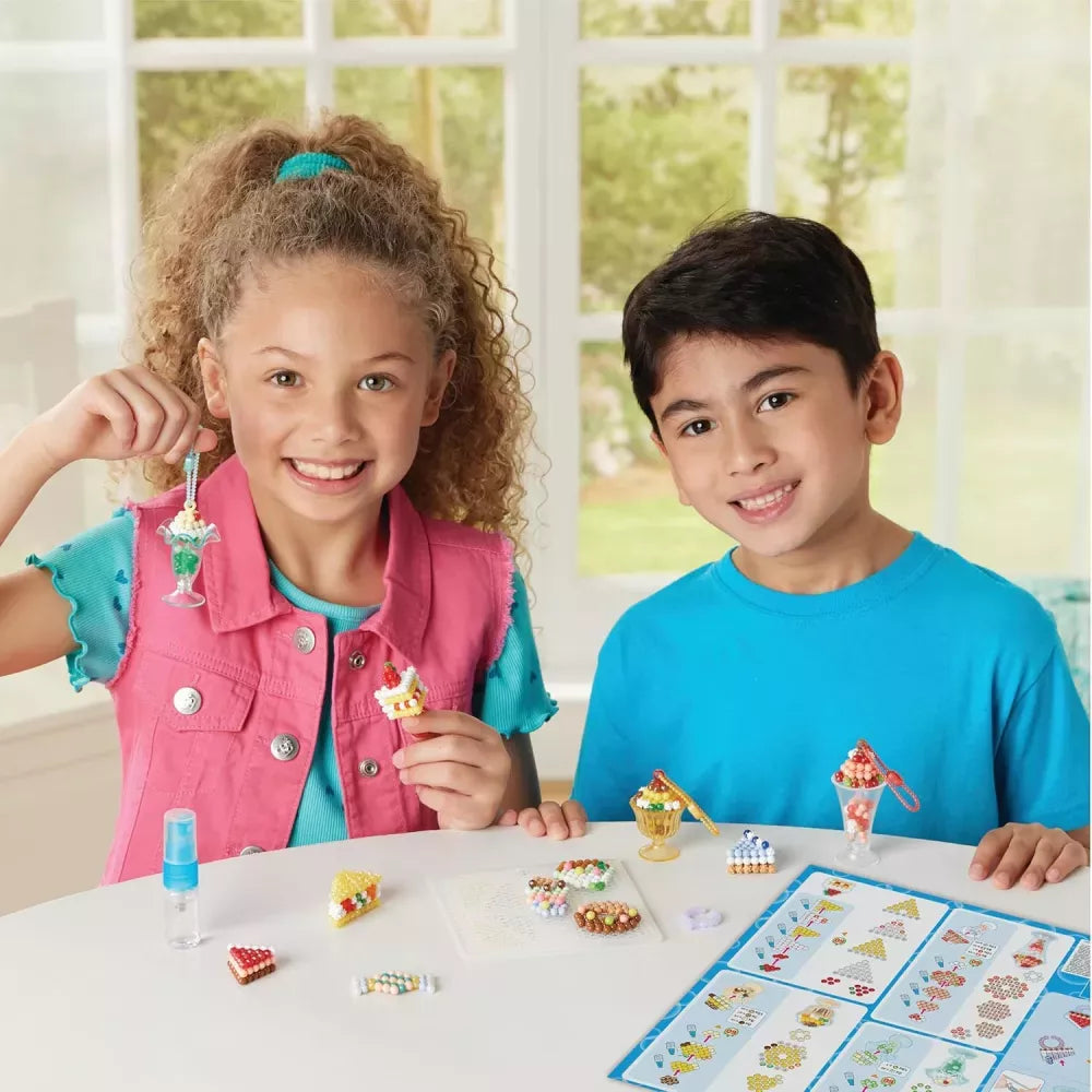 Set Accessori Dolcetti e Frappè Aquabeads bambini che giocano