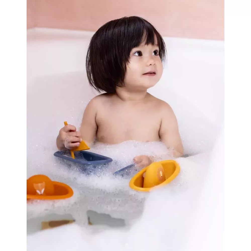 Bambina che gioca con Barchette per Bagnetto Impilabili Trixie