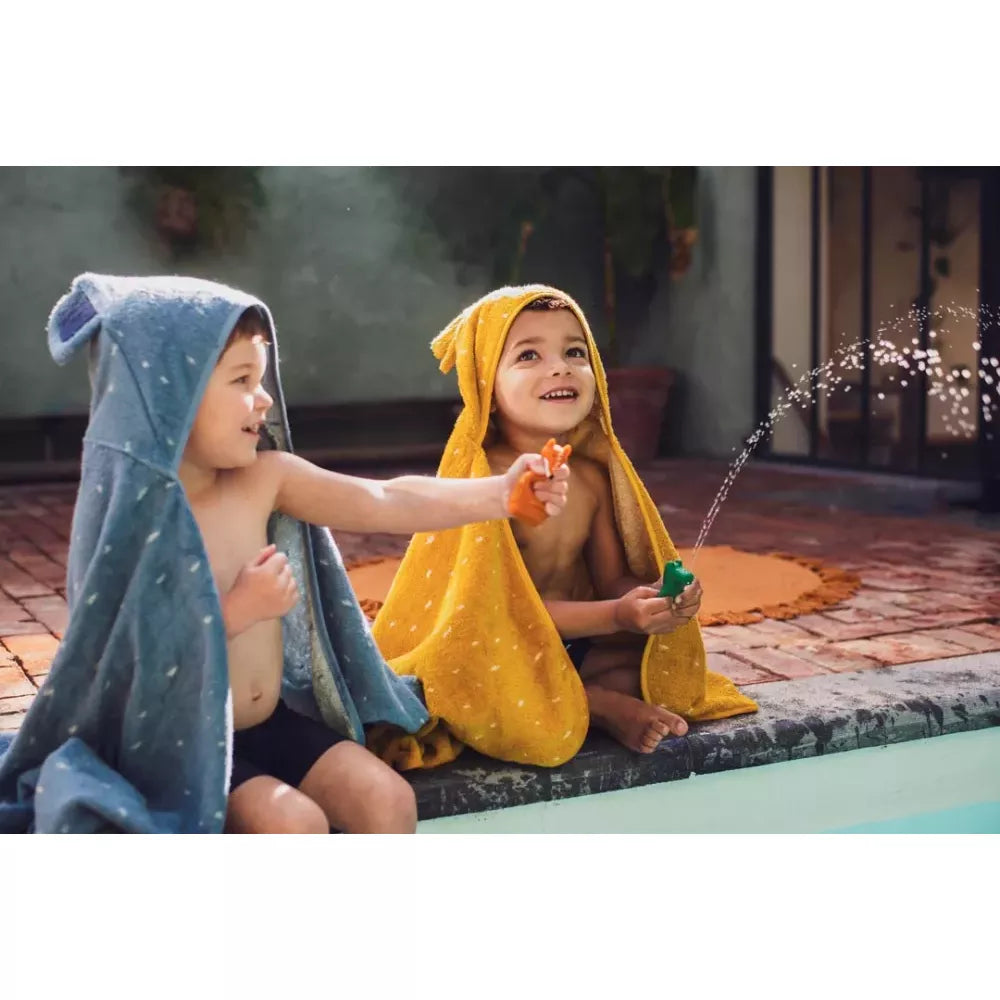 Bambini che giocano con Spruzzini Elefante e Coccodrillo Trixie