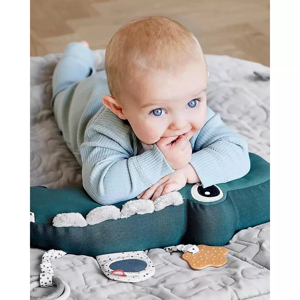 Bambino sul Cuscino per Tummy Time Croco Done by Deer