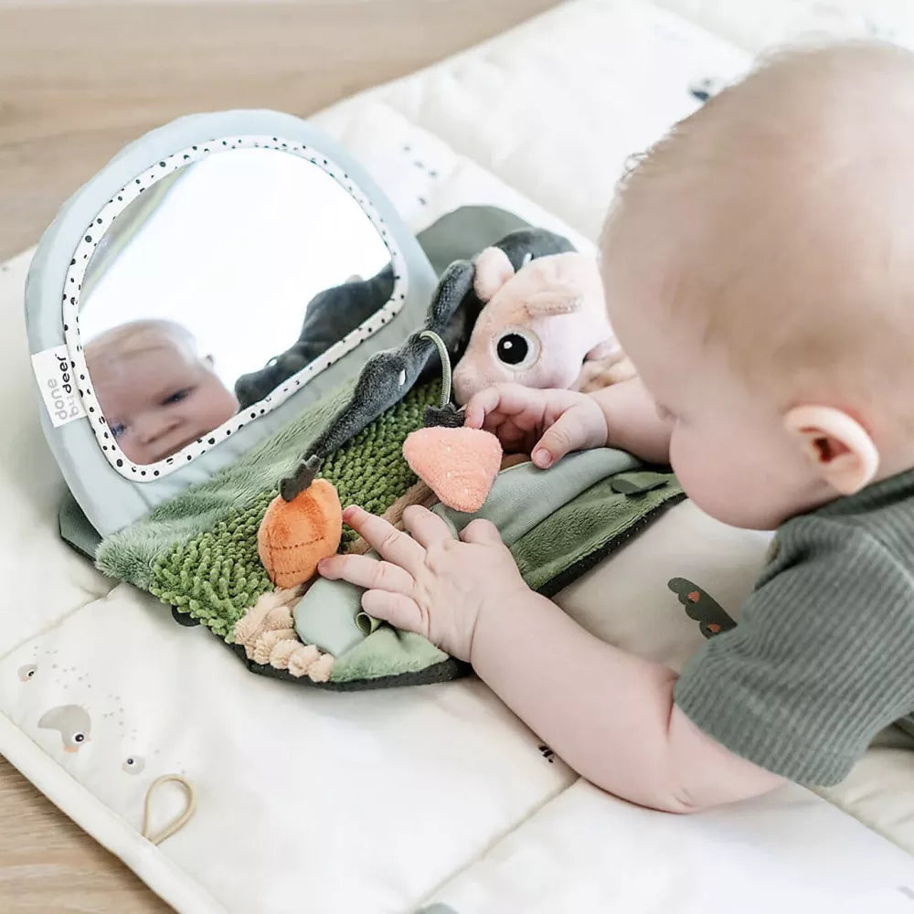 Bambino gioca con lo Specchio Sensoriale Tummy Time Done by Deer