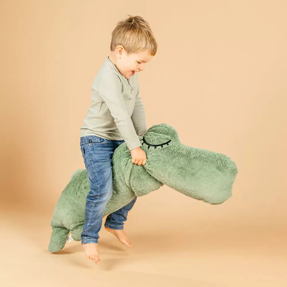 Bambino con Peluche Croco Gigante Done by Deer