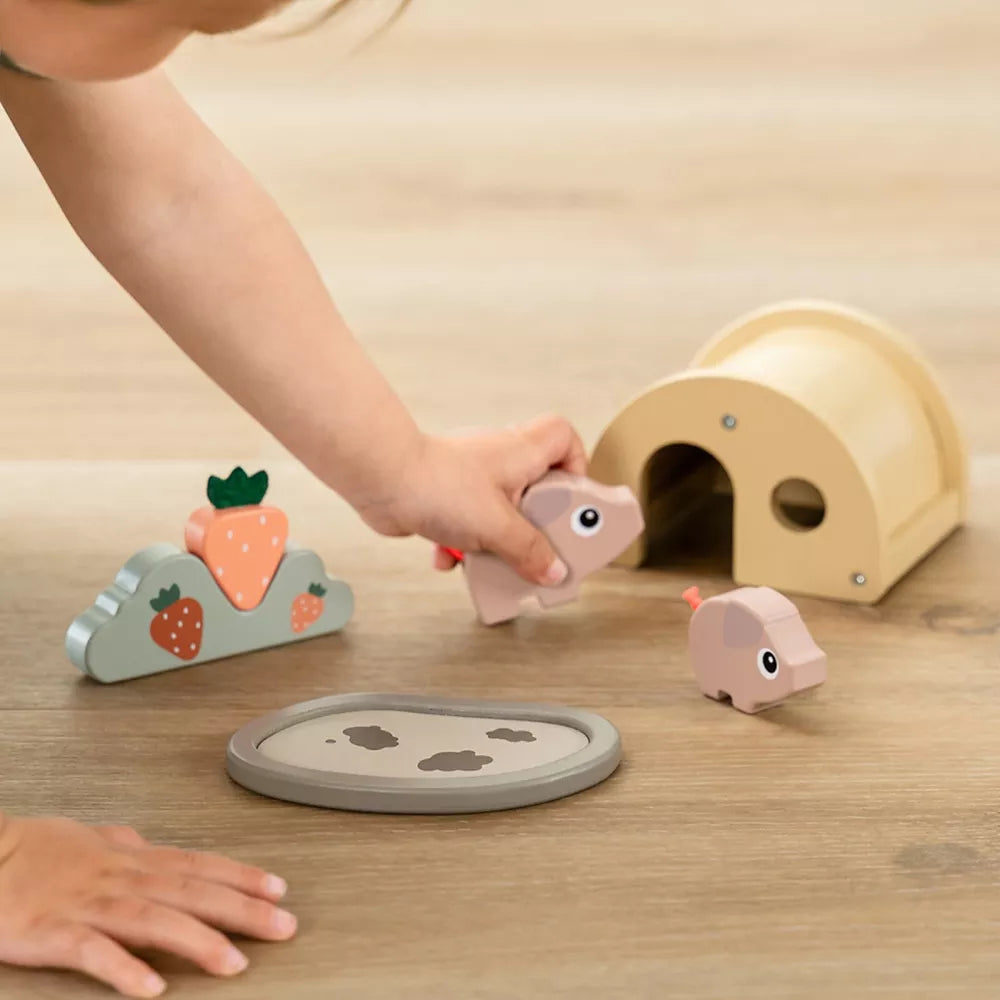 Bambino gioca con il Set Gioco in Legno Maialino Done by Deer