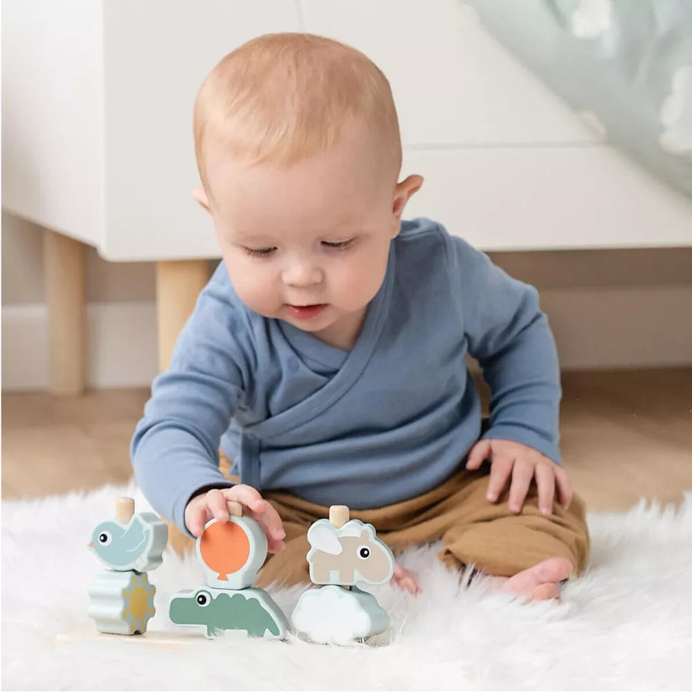 Bambino gioca con il Gioco Impilabile Done by Deer Happy Clouds