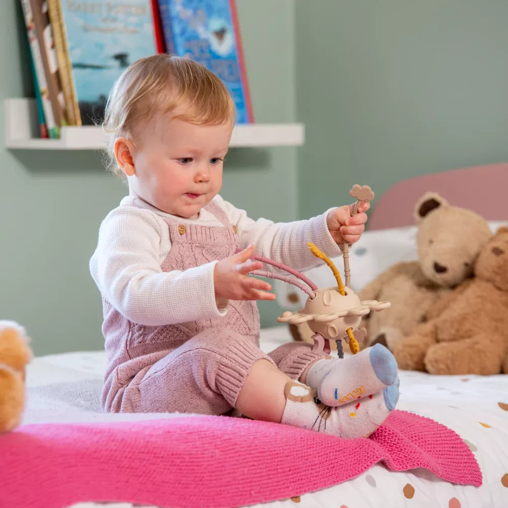 Bambina che gioca con il Pianeta Sensoriale in Silicone Tickit Terra