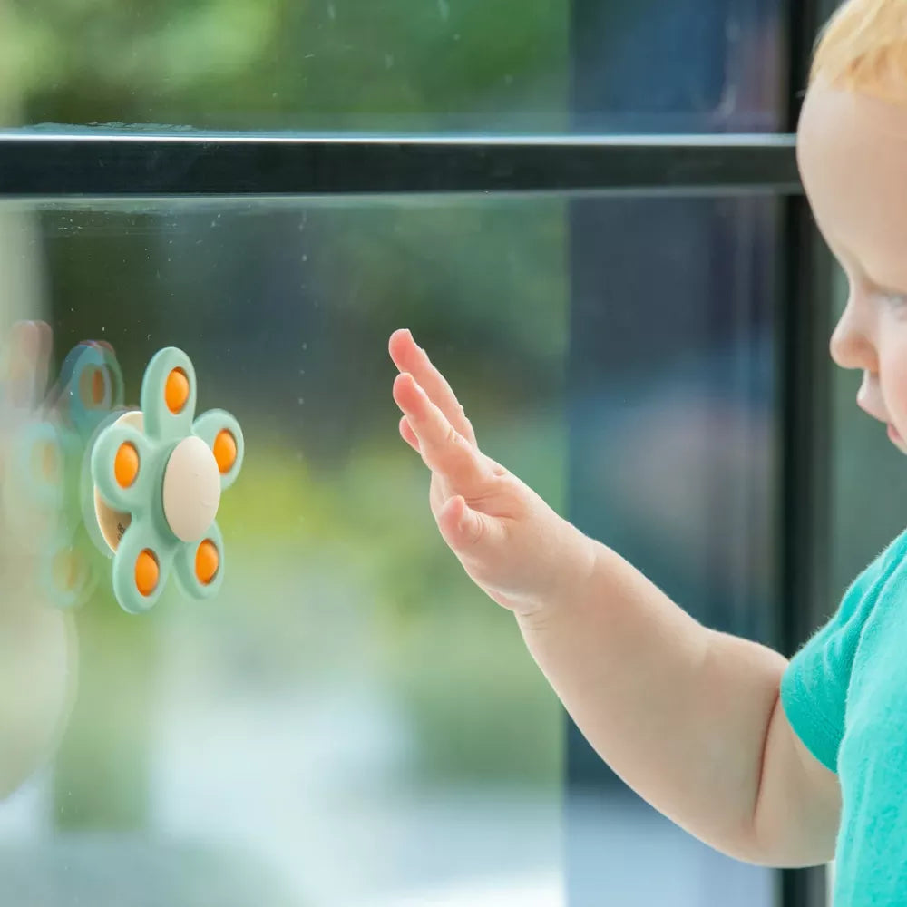Bambino gioca con lo Spinner con Ventosa in Silicone Tickit
