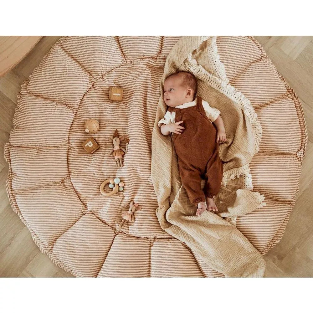 Tappeto Gioco Bloom Play&Go Stripes Brown steso con bambino