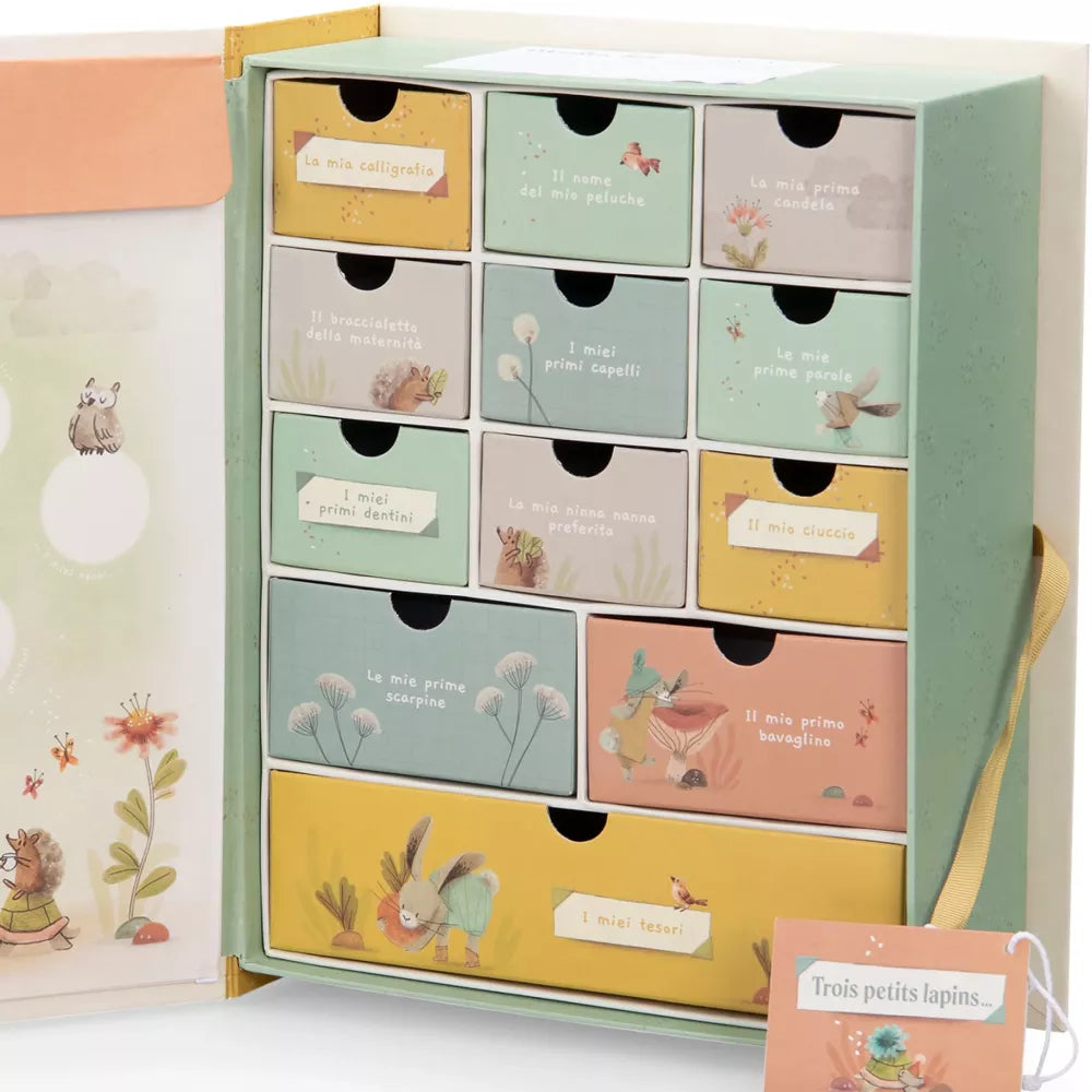 Dettaglio cassetti del Cofanetto Nascita Moulin Roty Trois Petits Lapins