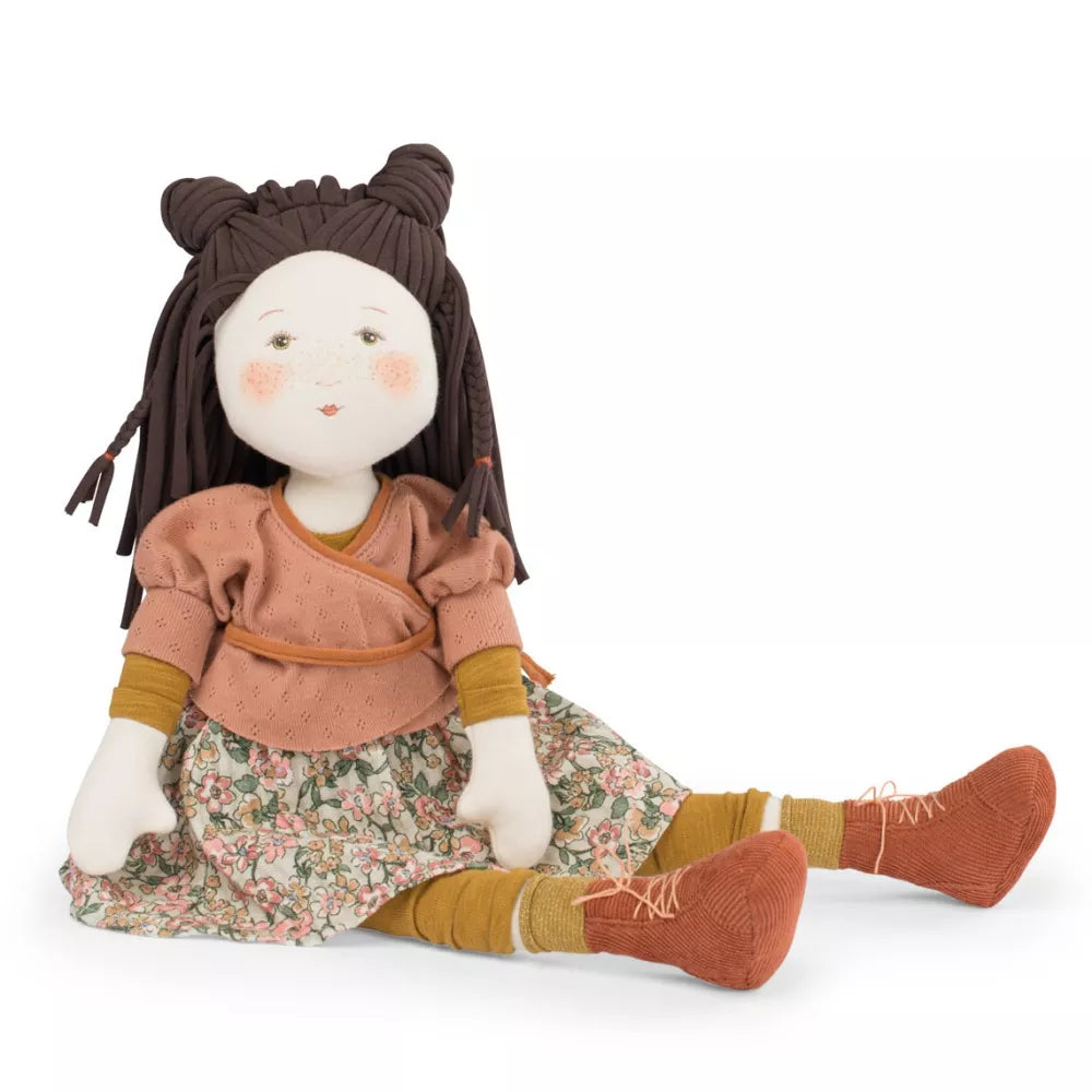Bambola Marjolaine Moulin Roty seduta