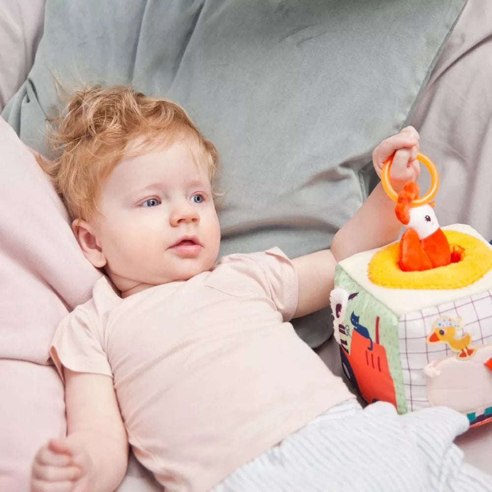 Bambino con il Cubo Sonoro Multiattività Fattoria Lilliputiens