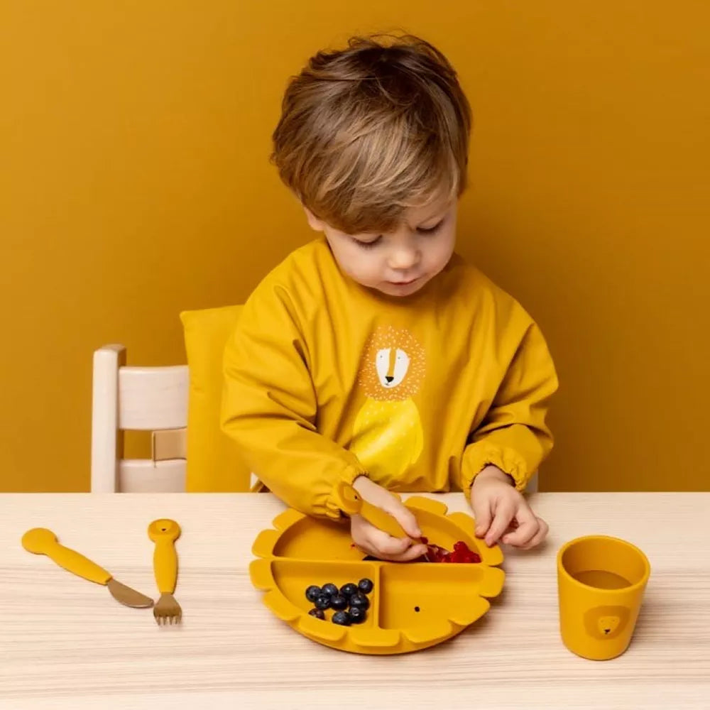 Bambino mangia con il Set Posate per Bambini Trixie Mr. Lion