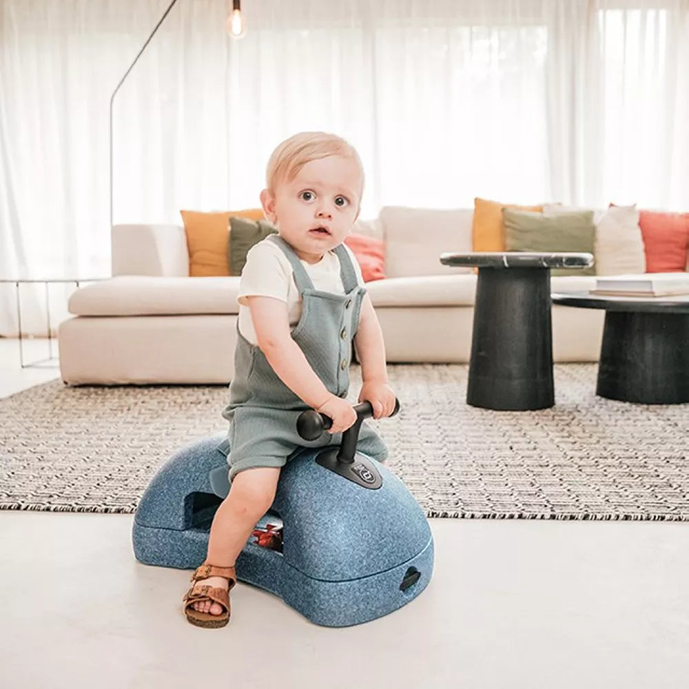 Cavalcabile My First Scoot and Ride Steel con bambino sopra