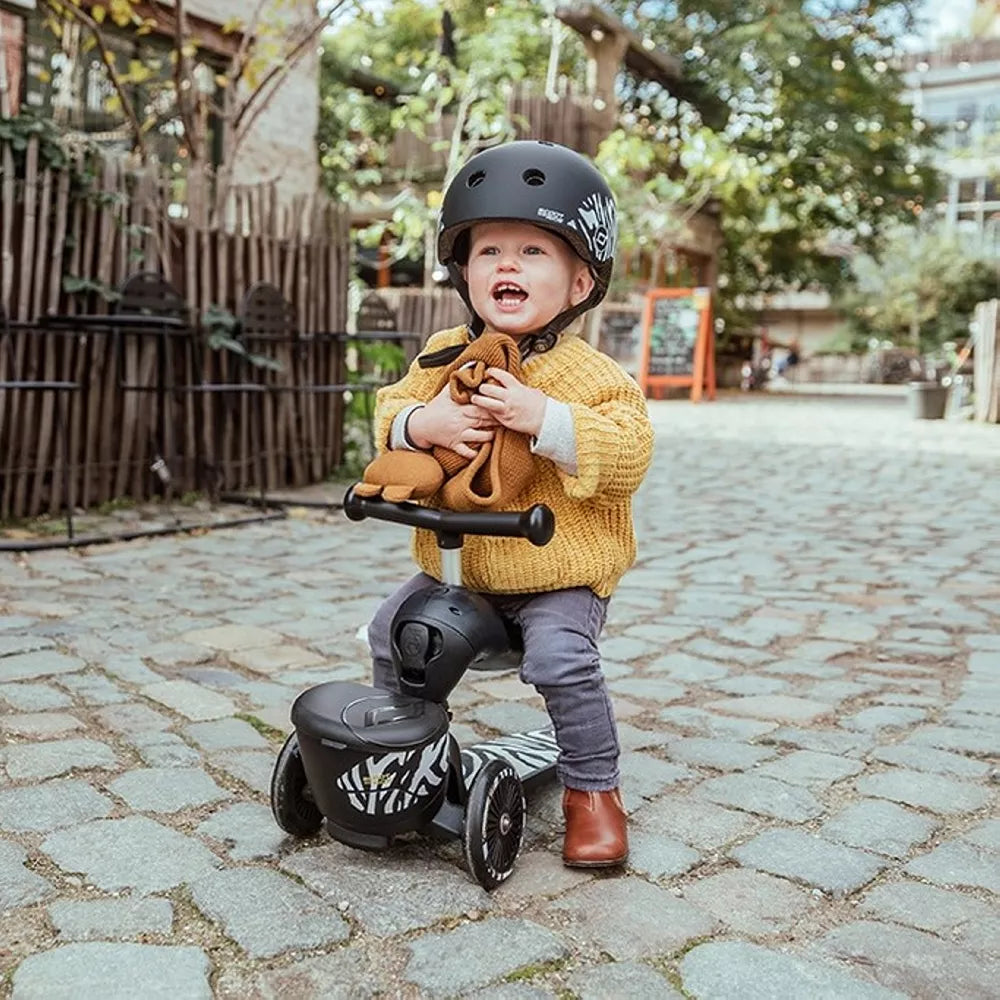 Monopattino Highwaykick 1 Lifestyle Scoot and Ride Zebra con bambino