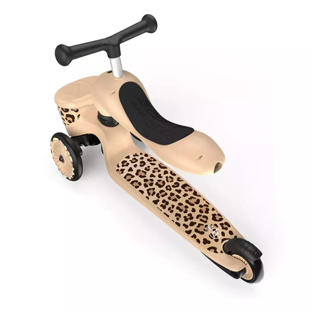 Monopattino Highwaykick 1 Lifestyle Scoot and Ride Leopard seduta