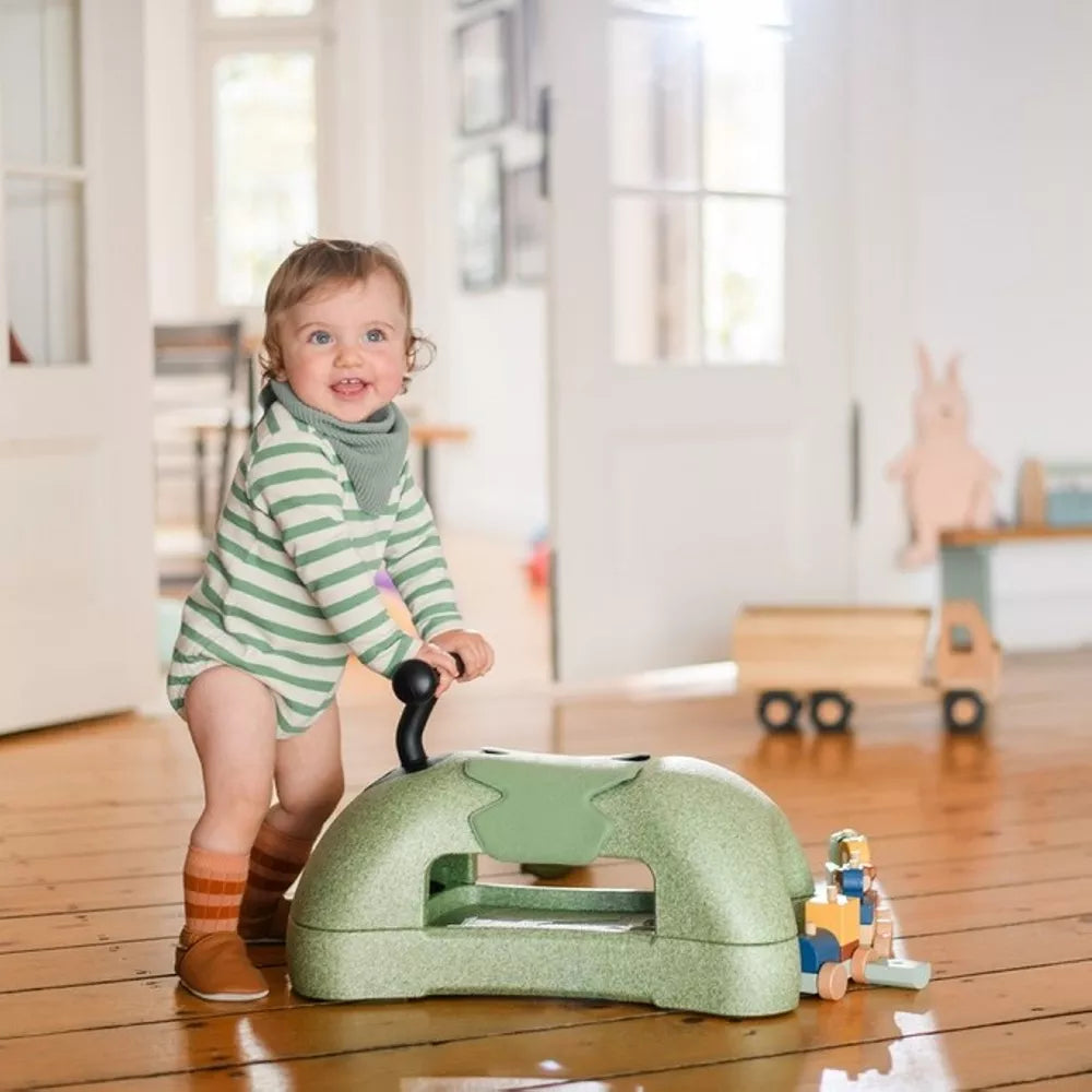 Cavalcabile My First Scoot and Ride Olive bambino che spinge