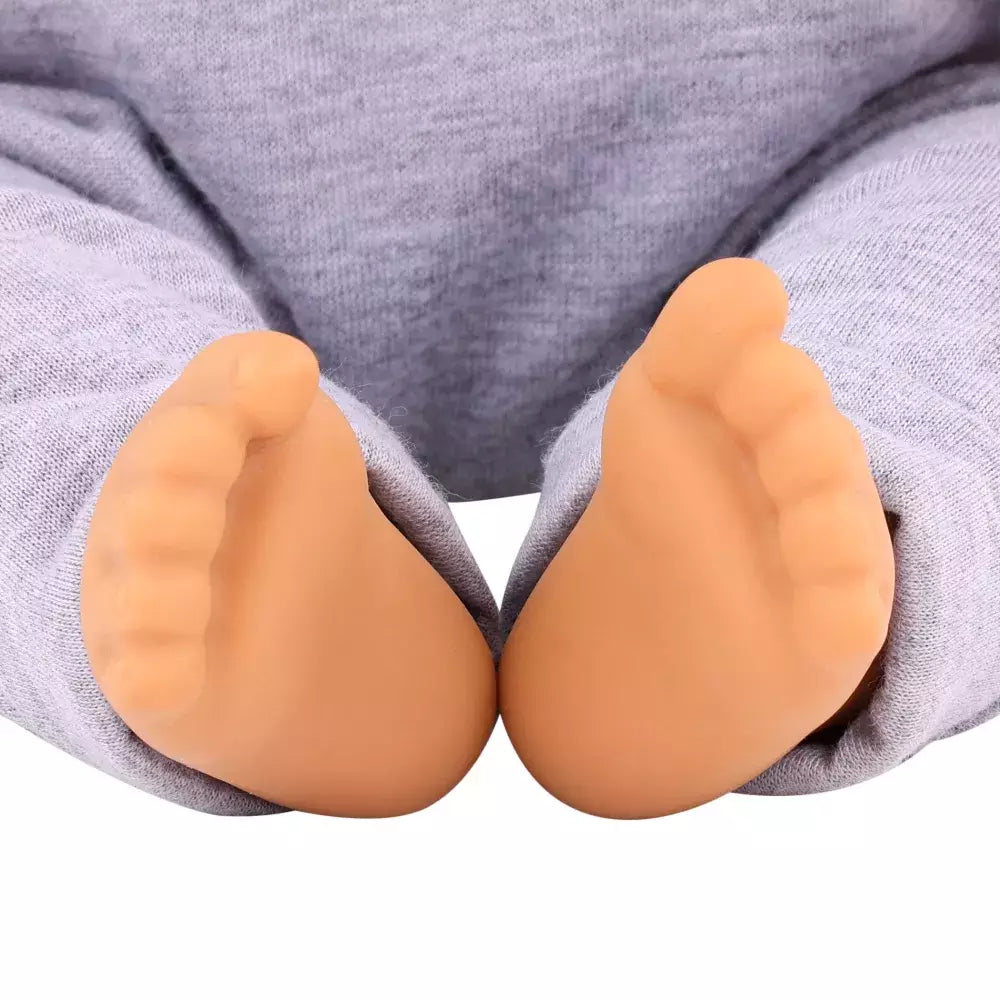 Bambola Tutina Grigia Lullababy dettaglio piedi