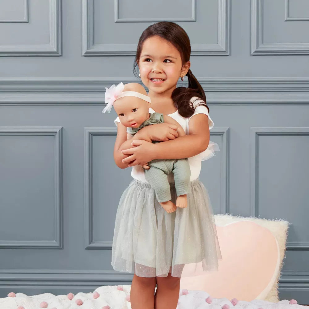 Bambola Tutina Verde Lullababy bambina che gioca