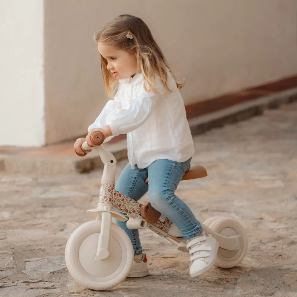 Triciclo 4 in 1 Little Dutch Sunny Flower Balance Bike con bambina