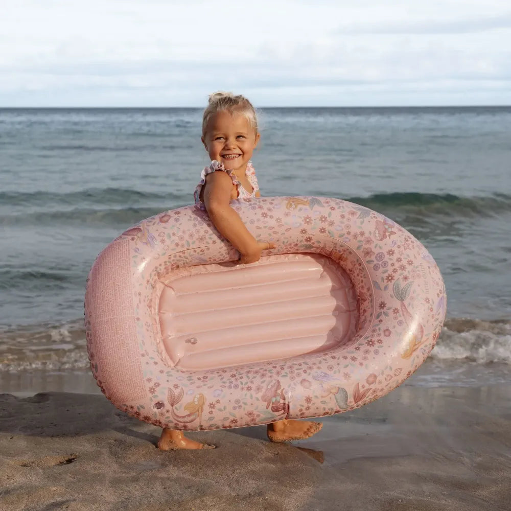 bambina che porta la barchetta Gonfiabile Little Dutch Dreamy Mermaid