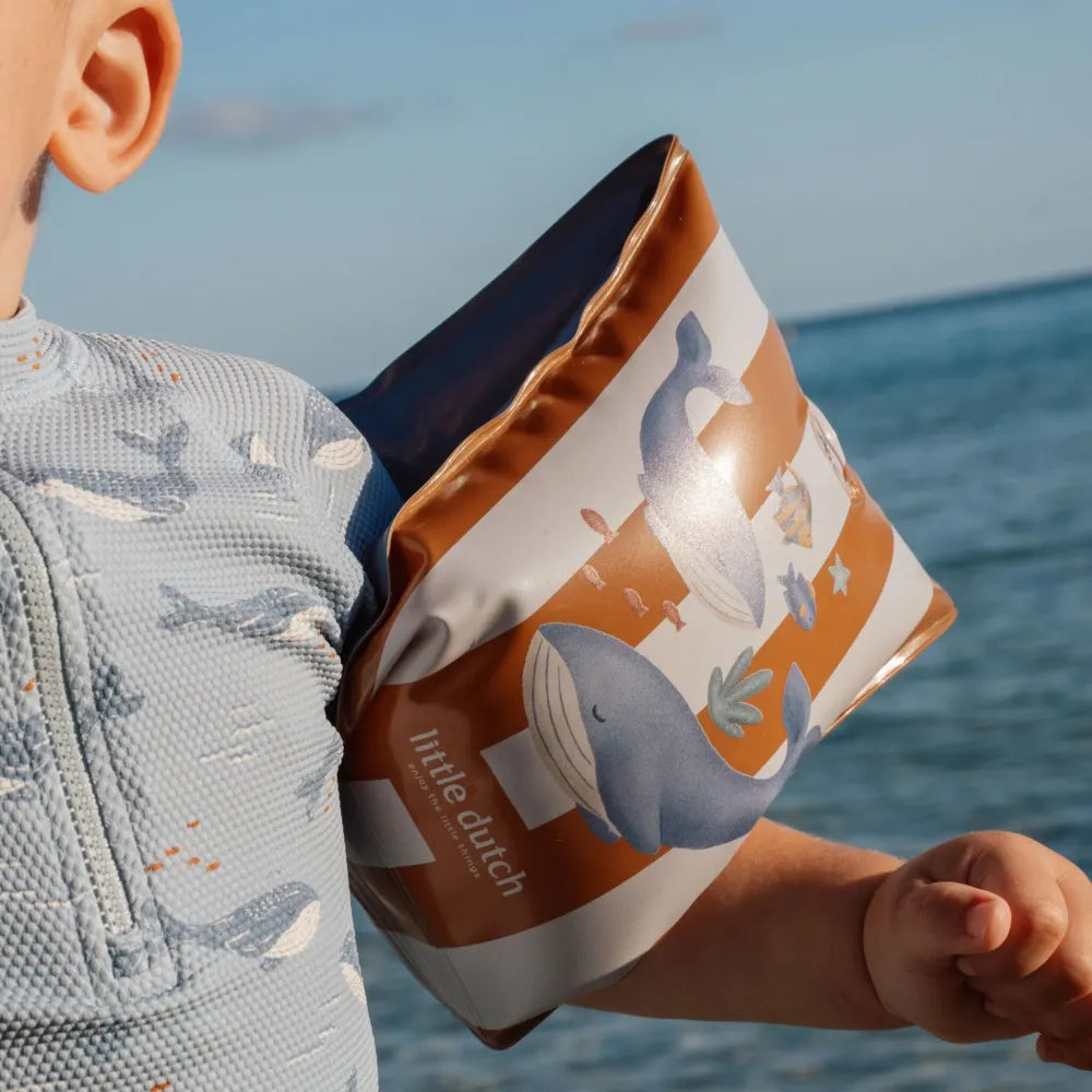 Bambino che indossa i Braccioli Ocean World Little Dutch