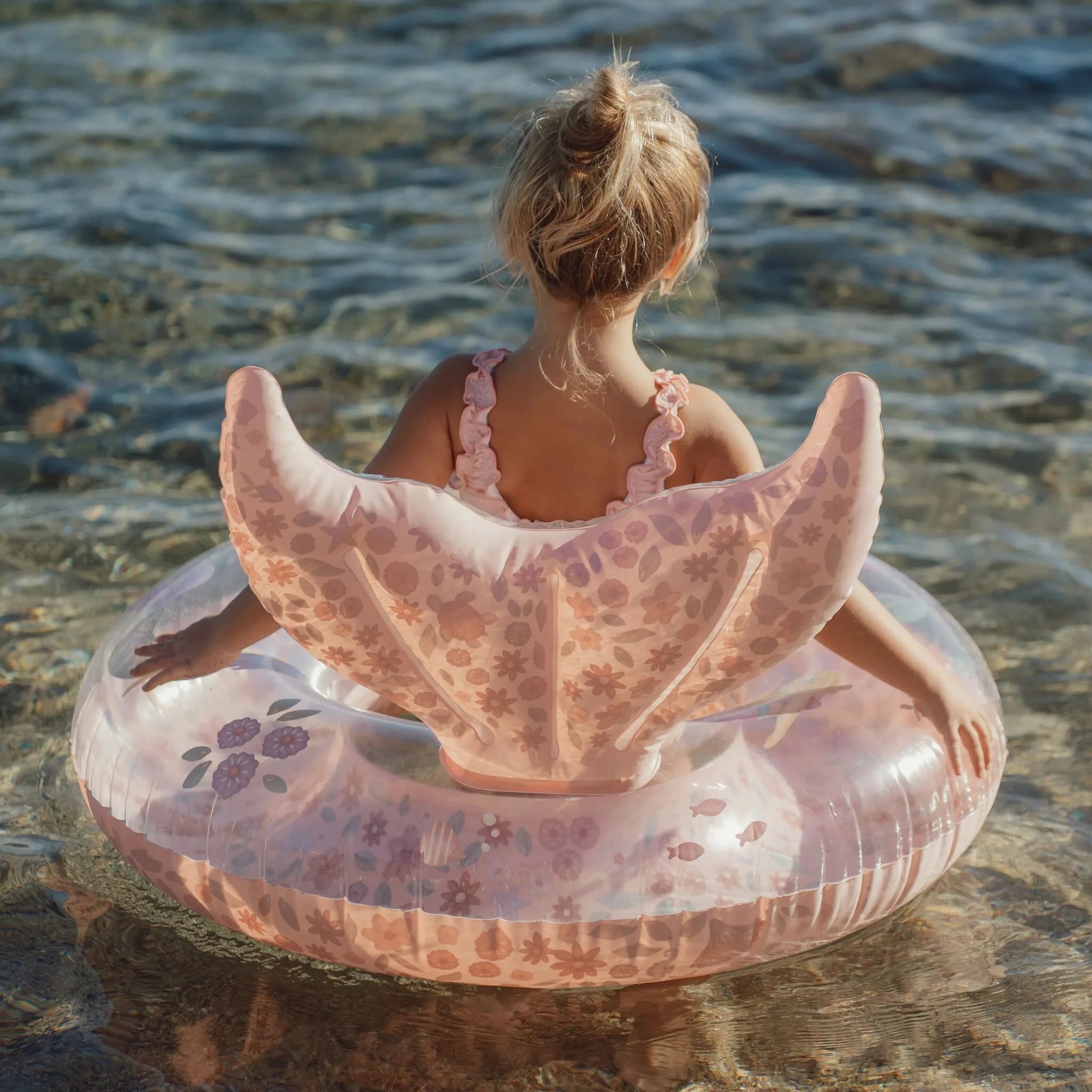 Bambina che nuota con la Ciambella Gonfiabile con Coda Little Dutch Dreamy Mermaid