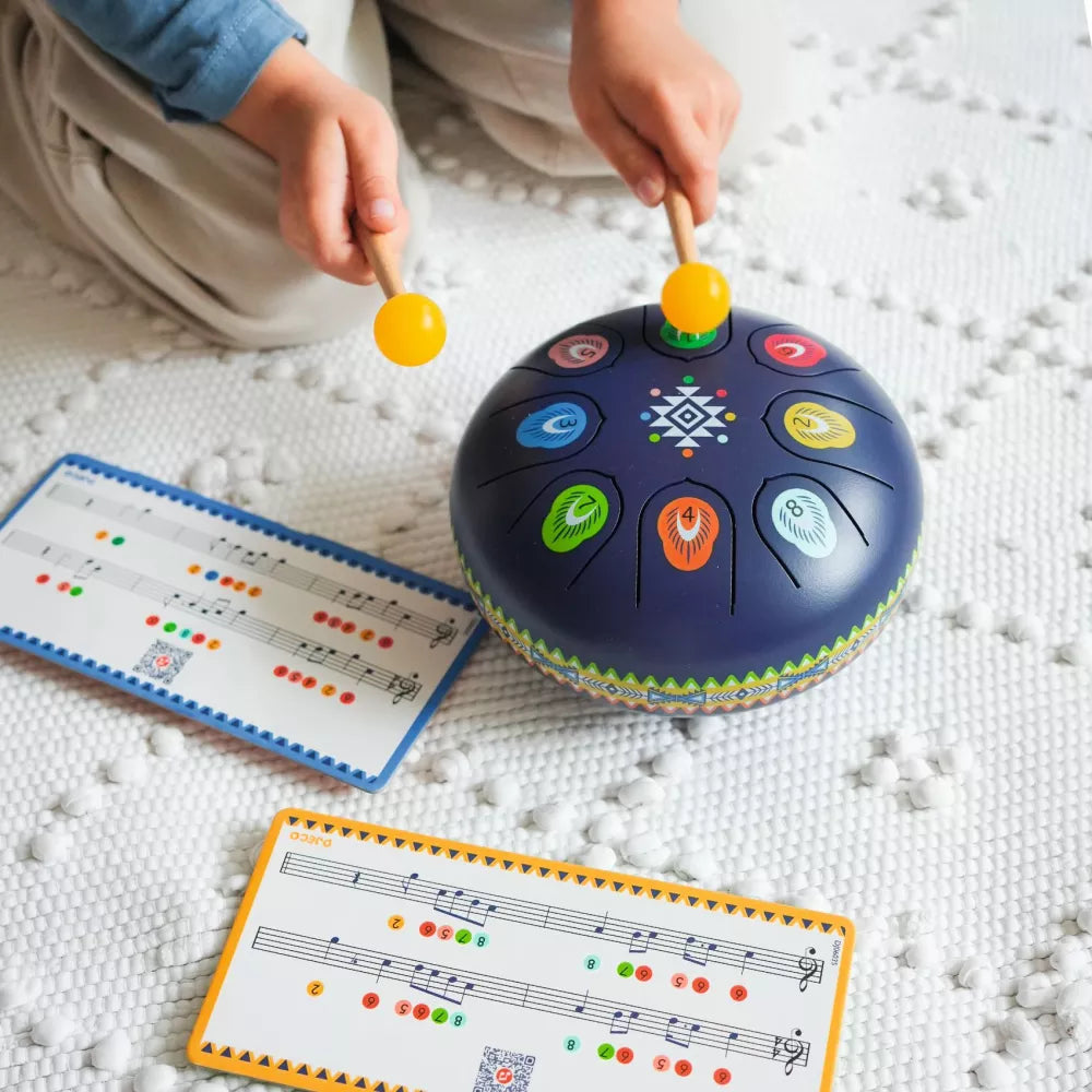 Bambino suona il Tamburo Animambo Blu Djeco