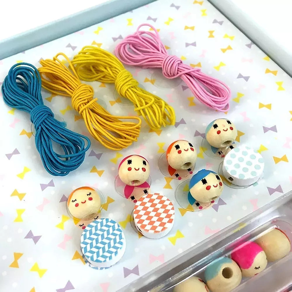 Dettaglio Fili del Set Perline Bamboline Djeco