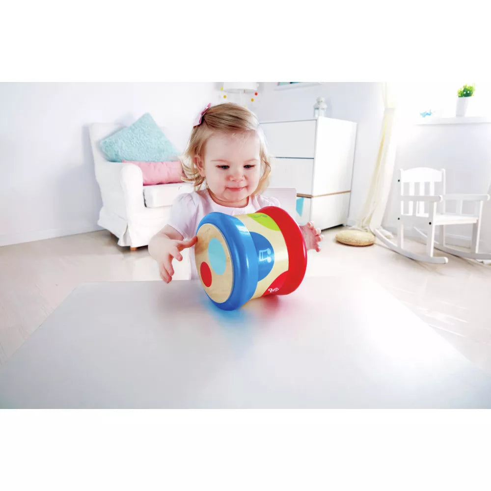 Bambina suona il Baby Tamburo Luminoso Hape