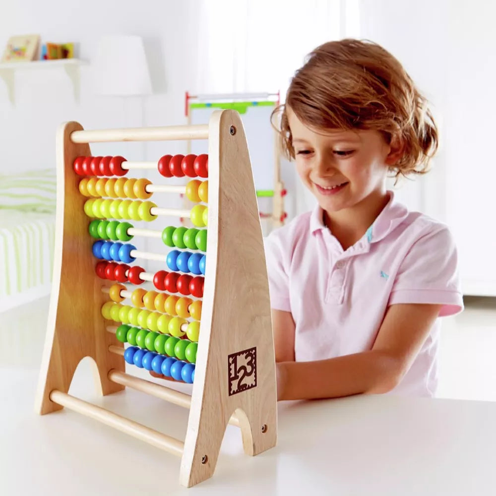 Bambino gioca con l'Abaco in Legno Arcobaleno Hape