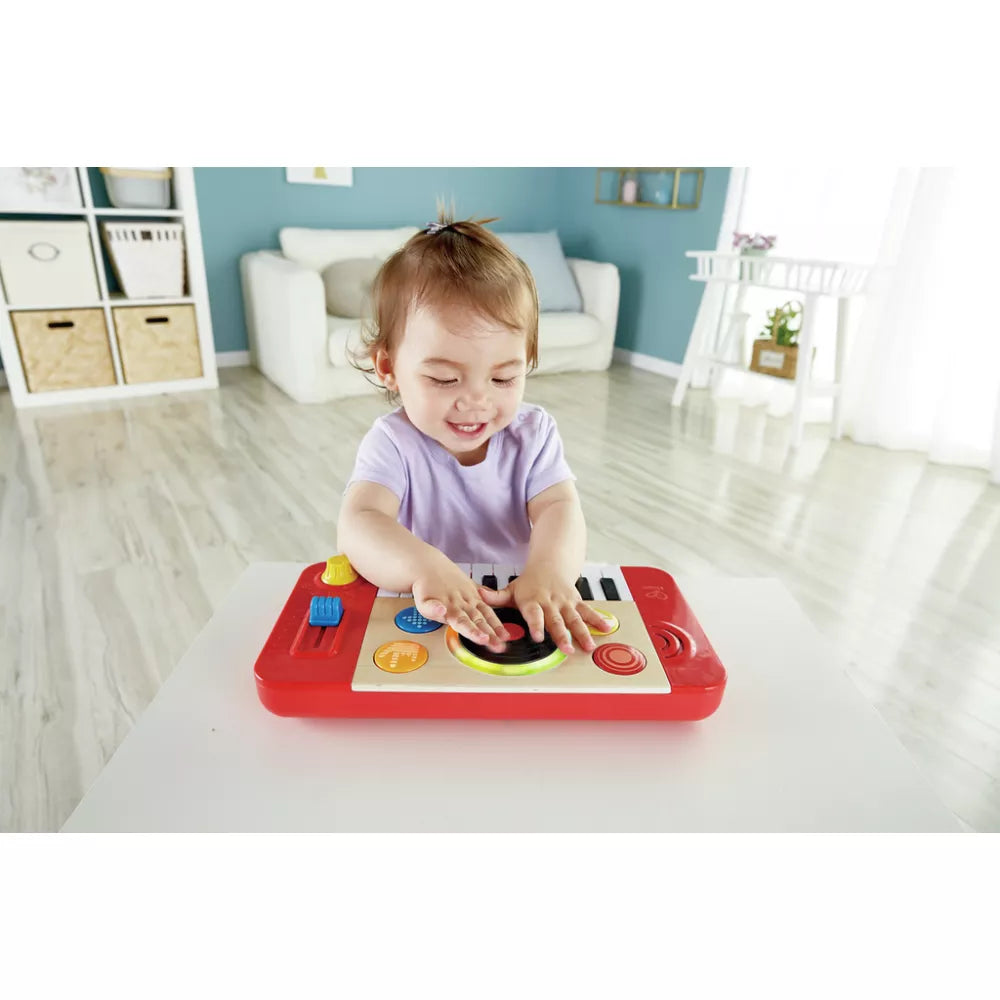 Bambino gioca con lo Studio DJ Mix & Spin Hape