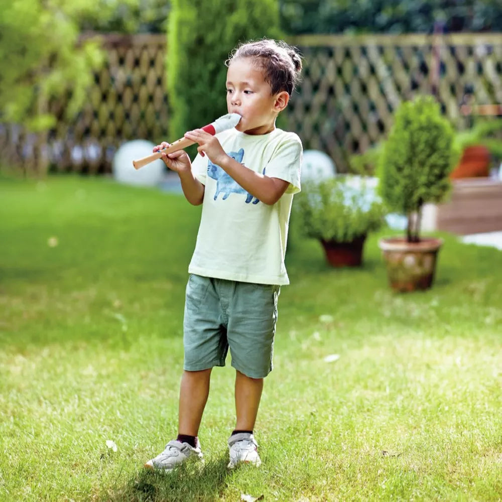Bambino suona il Flauto in Legno Hape