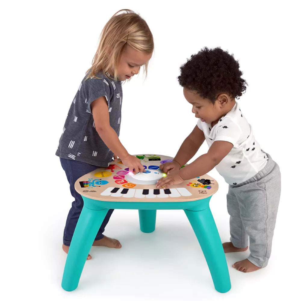 Bambini giocano con il Tavolo Musicale Hape