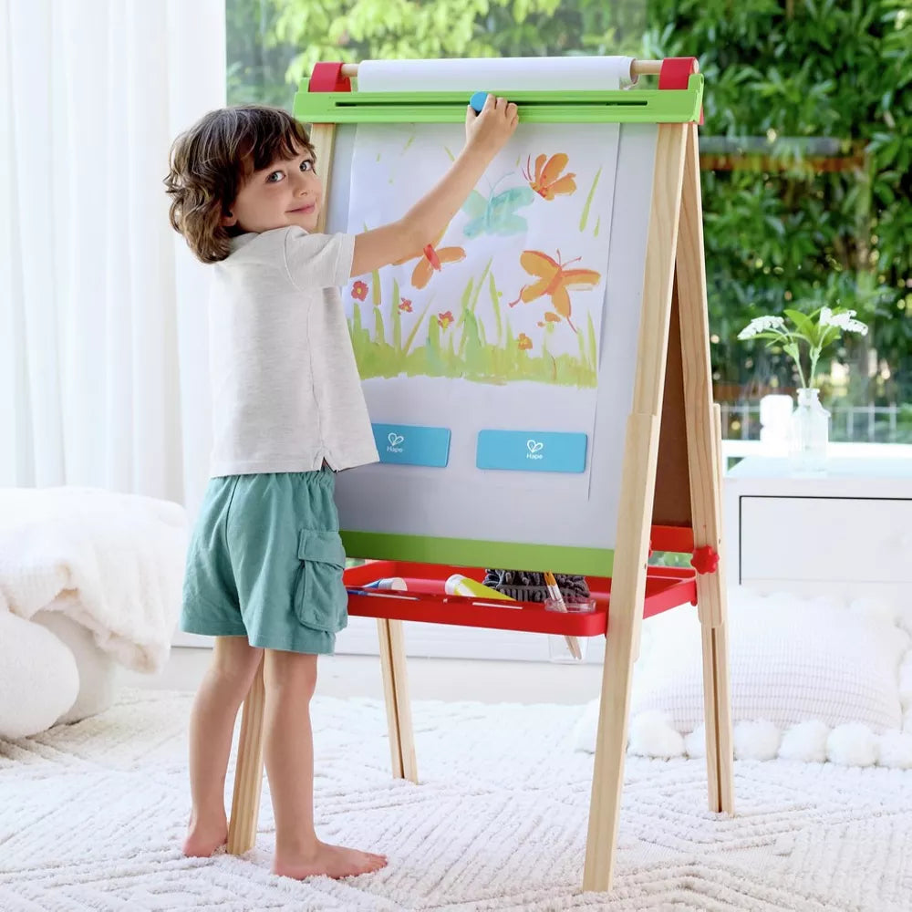Bambino gioca con la Lavagna Regolabile in Legno Hape