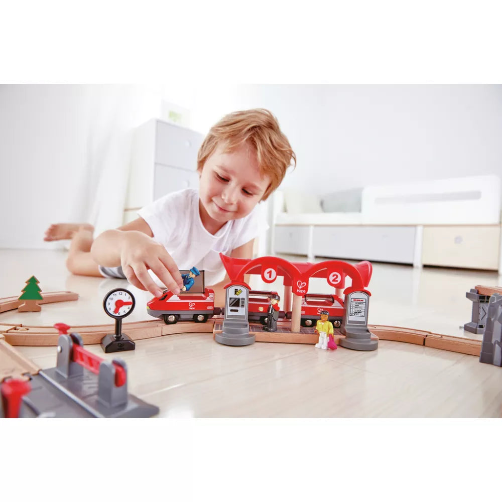 Bambino gioca con la Pista Città Trafficata Hape