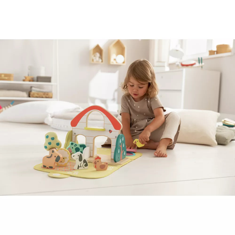 Bambina gioca con la Fattoria Bea Hape