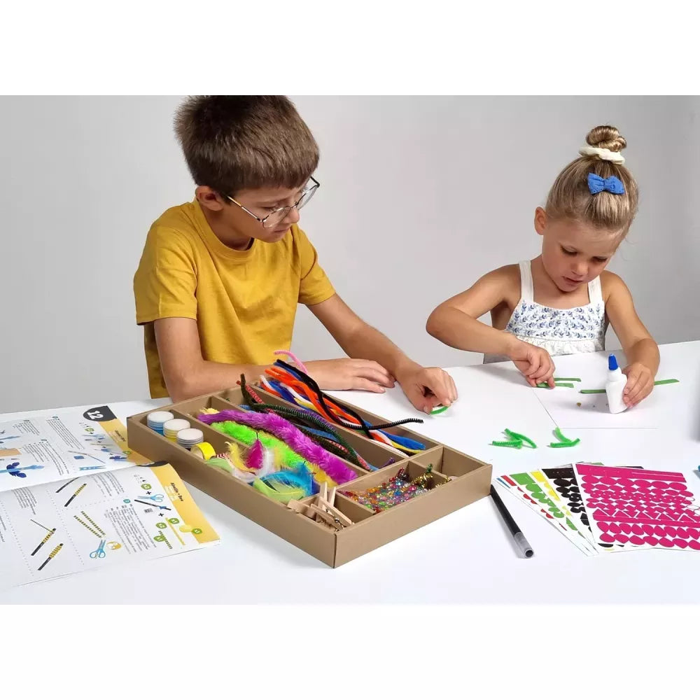 Bambini giocano con la Scatola Attività Creative Buki