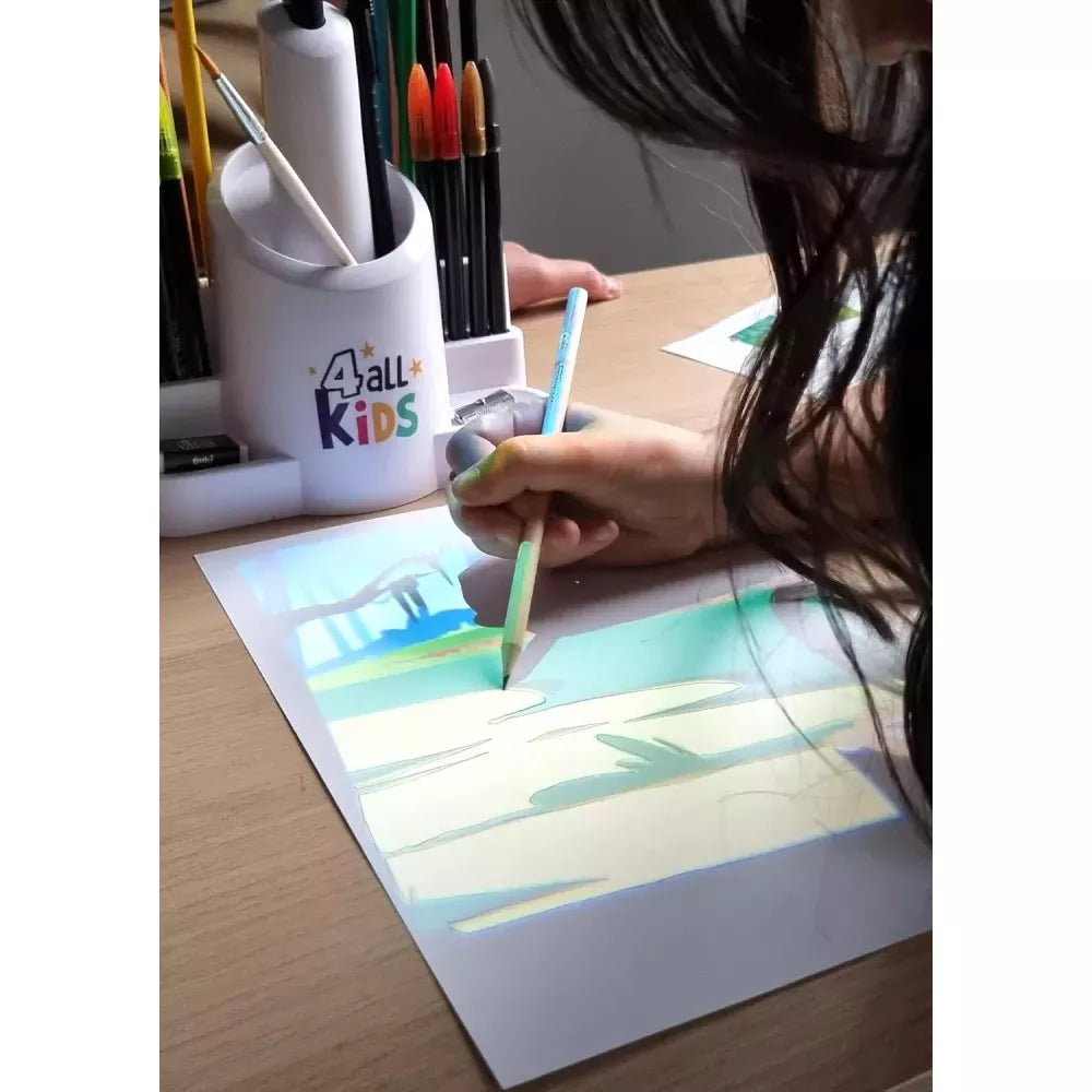 Bambina disegna con il Proiettore da Disegno 2 in 1 Buki
