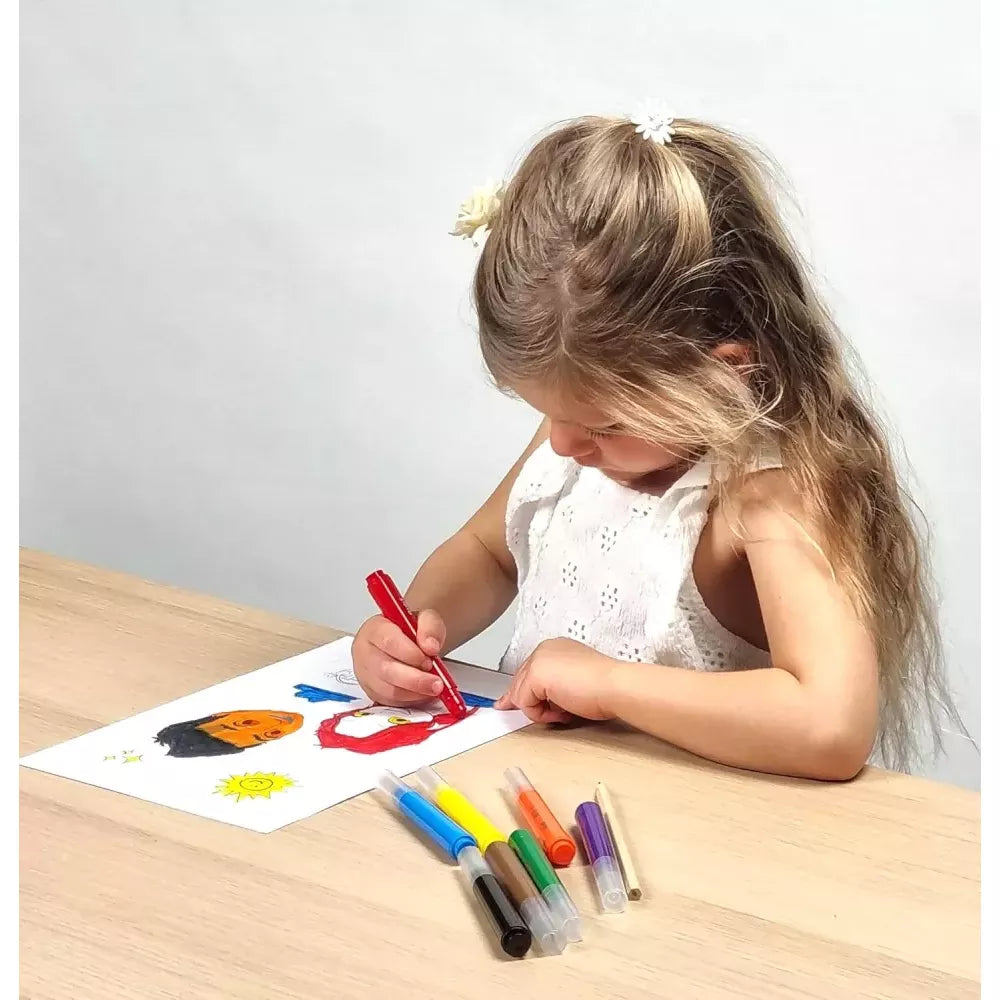 Bambina colora con il Set Creativo I Miei Primi Disegni Buki