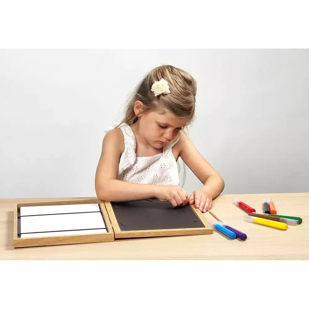 Bambina prepara la cornice del Set Creativo I Miei Primi Disegni Buki