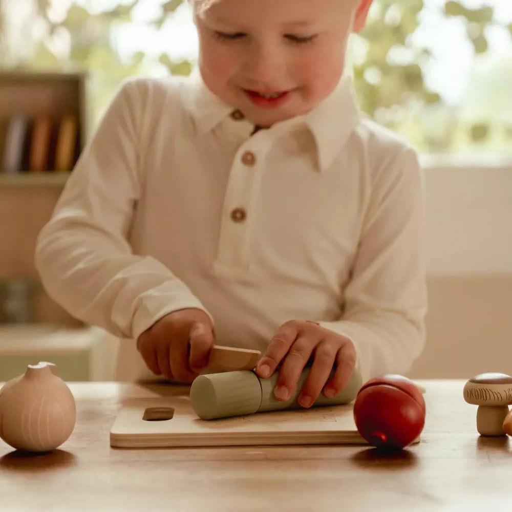Bambino gioca con la Verdura da Tagliare in Legno Little Dutch