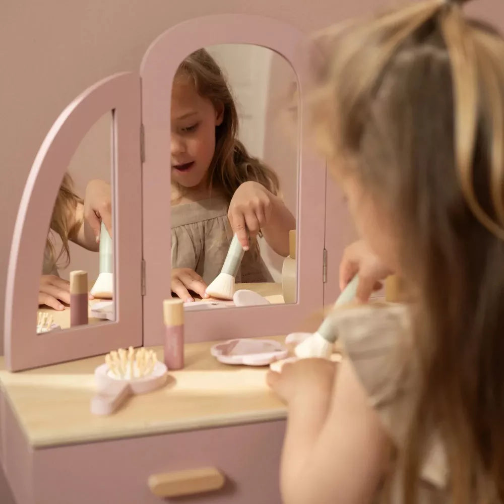 Bambina gioca con la Toeletta in Legno Rosa Little Dutch