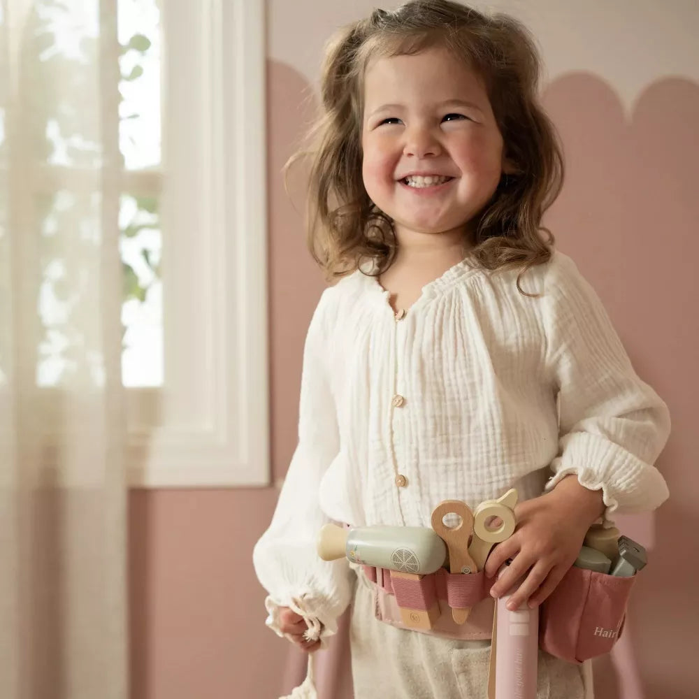 Bambina indossa la cintura del Set da Parrucchiere Rosa Little Dutch