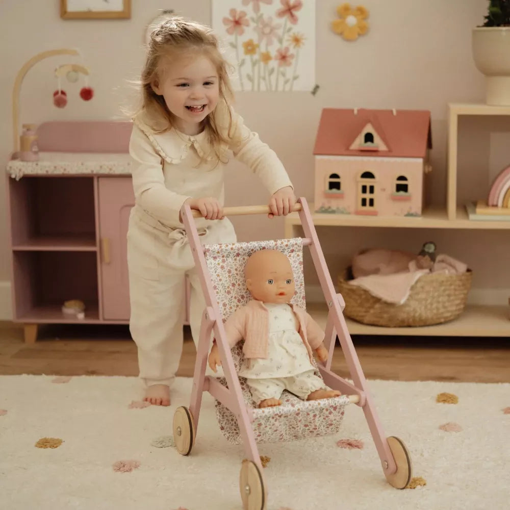 Bambina gioca con il Passeggino per Bambole in Legno Little Dutch