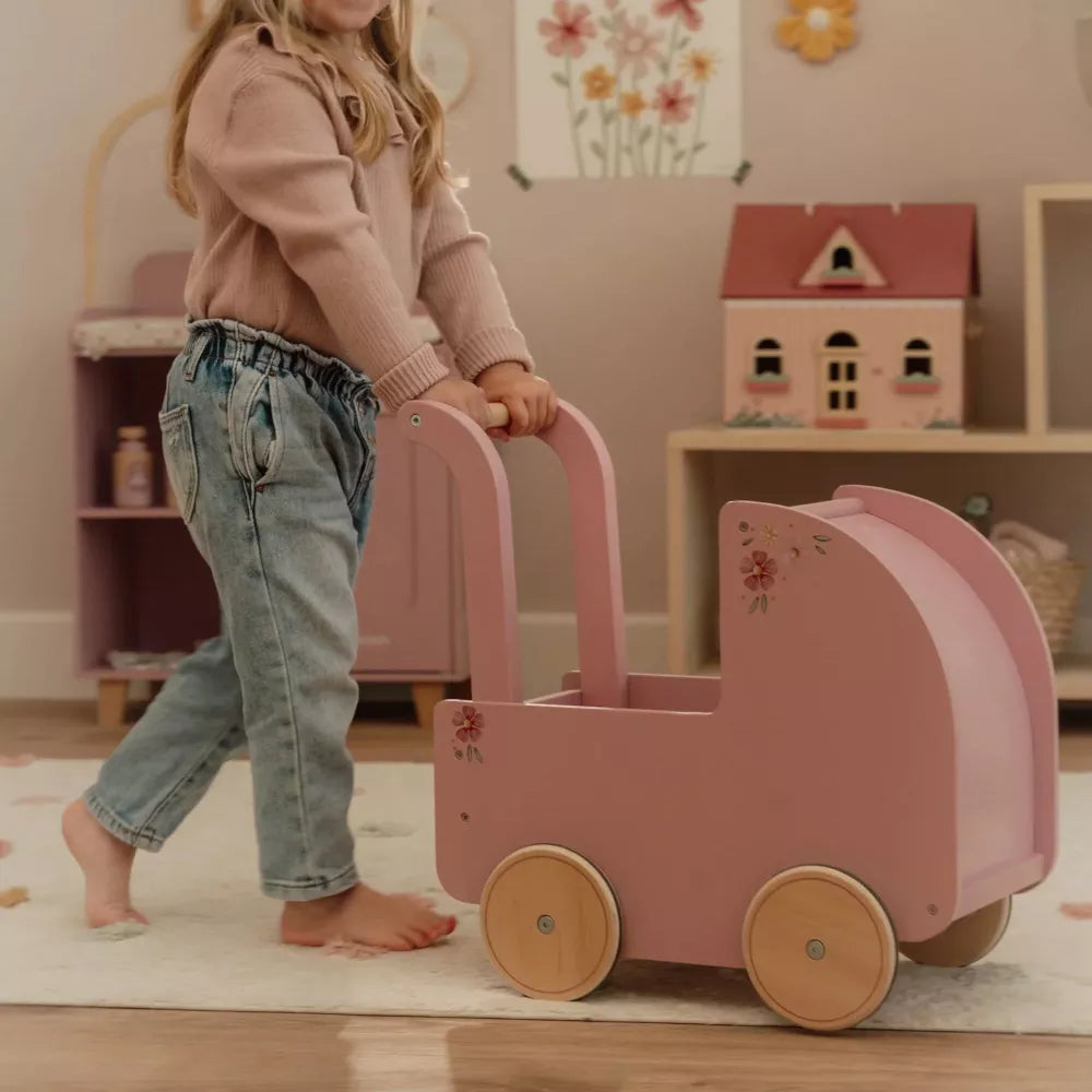 Bambina usa la Carrozzina per Bambole in Legno Little Dutch