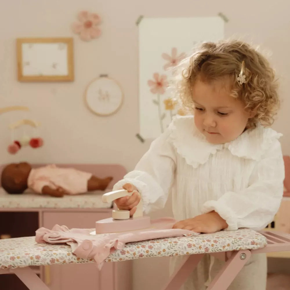 Bambina gioca con l'Asse e Ferro da Stiro in Legno Little Dutch